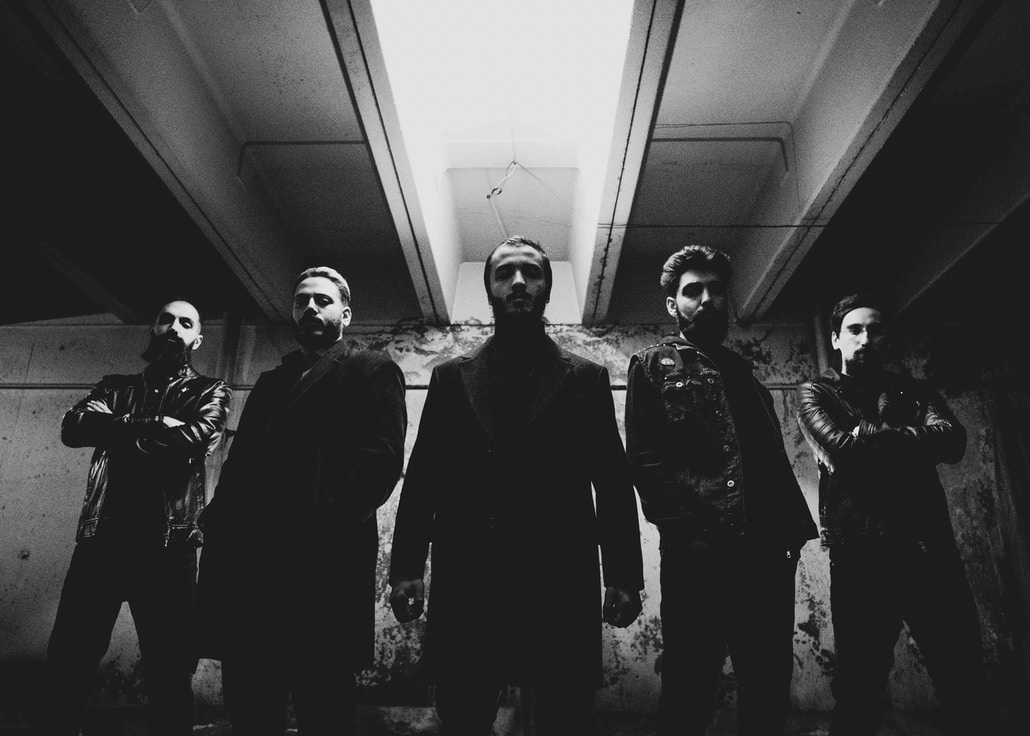 photo-1598520059393-1fd1b7f85e35